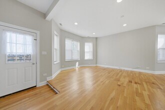 4742 N Sawyer Ave, Unit 2 in Chicago, IL - Building Photo - Building Photo