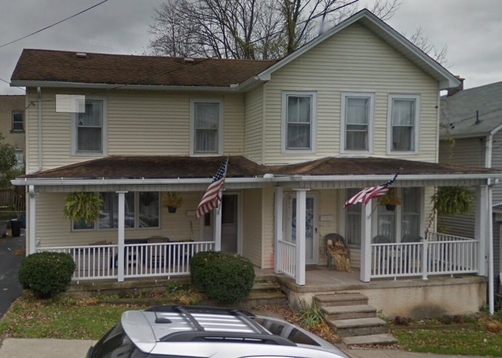 11 Maple Ave in Carbondale, PA - Building Photo