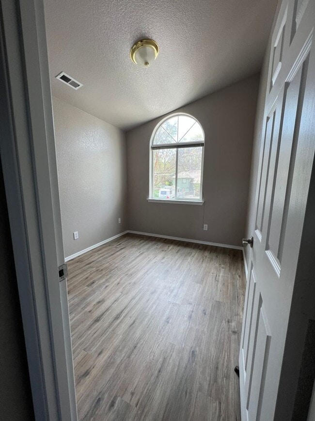 1835 Lexington Ave in Klamath Falls, OR - Building Photo - Building Photo