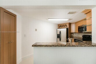 10241 NW 9th Street Cir, Unit 109-5 in Miami, FL - Building Photo - Building Photo