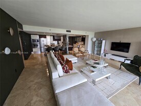 11113 Biscayne Blvd in Miami, FL - Building Photo