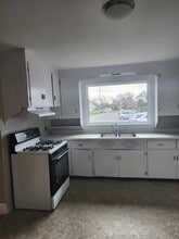 4 Queens Way, Unit # 1 in Waterville, ME - Foto de edificio - Building Photo