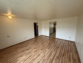 568 22nd Ave SE in Albany, OR - Foto de edificio - Building Photo