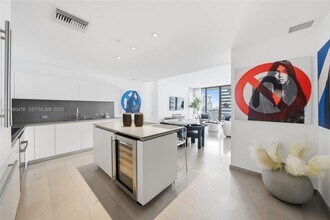 88 SW 7th St, Unit 1010 in Miami, FL - Building Photo - Building Photo