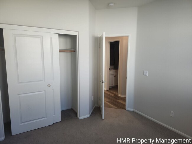 6386 Pegasus Ct in Eastvale, CA - Foto de edificio - Building Photo