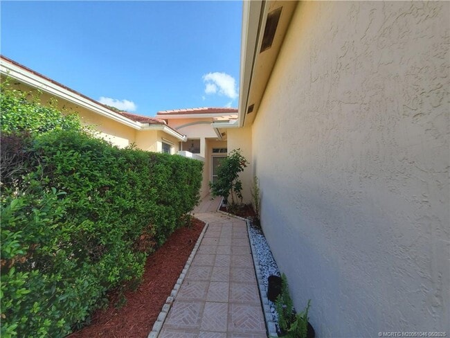 1393 SW Greens Pointe Way in Palm City, FL - Building Photo - Building Photo