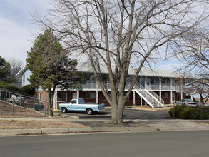 Colonial Manor Apartments in Colorado Springs, CO - Building Photo - Building Photo