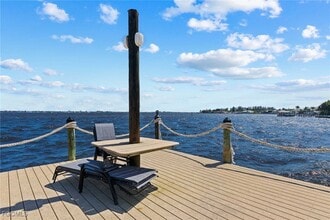 252 Bayshore Dr in Cape Coral, FL - Foto de edificio - Building Photo