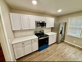 4202 Cloverdale Dr NW in Huntsville, AL - Building Photo