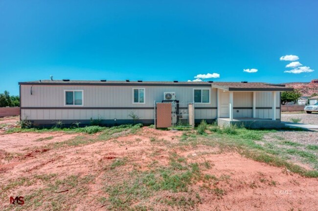 361 W Johnson Dr in Kanab, UT - Foto de edificio - Building Photo