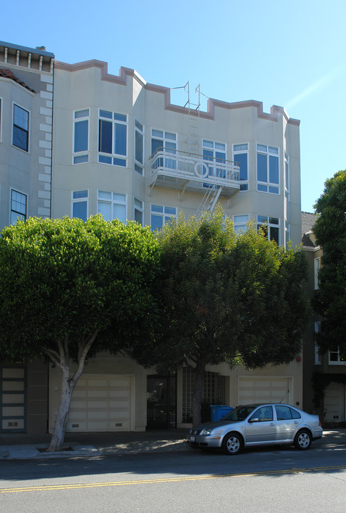 190 Cervantes Blvd in San Francisco, CA - Building Photo