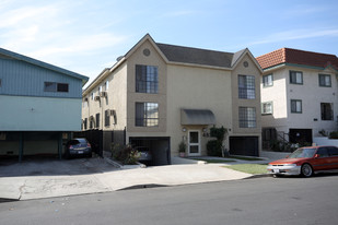 4826 Rosewood Ave Apartments