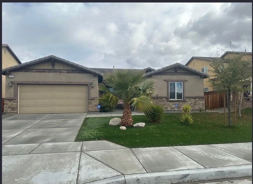 14245 Tierra Del Sur St in Adelanto, CA - Foto de edificio