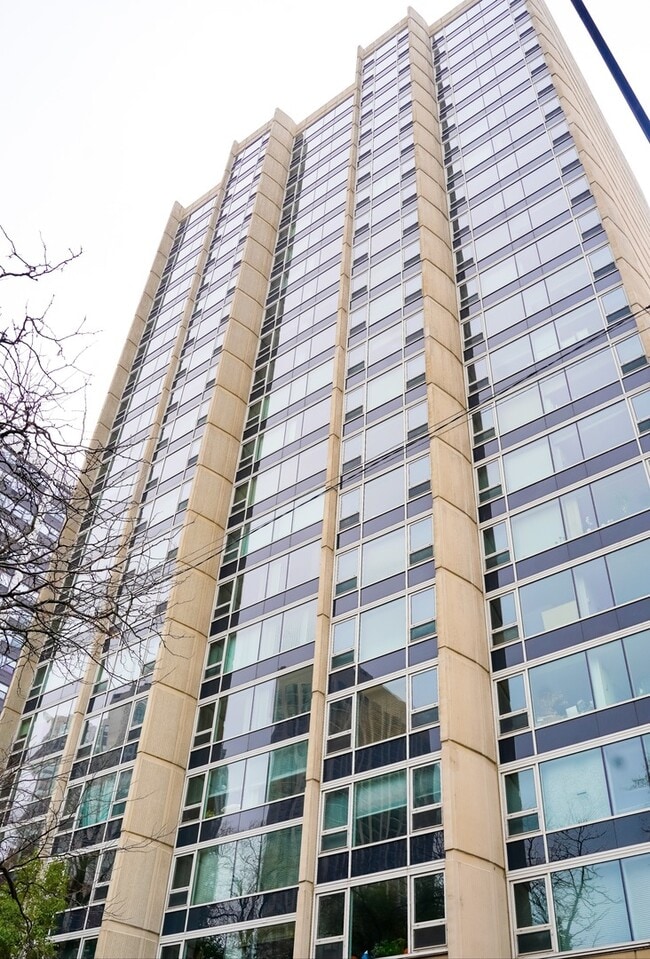 property at 2728 N Hampden Ct