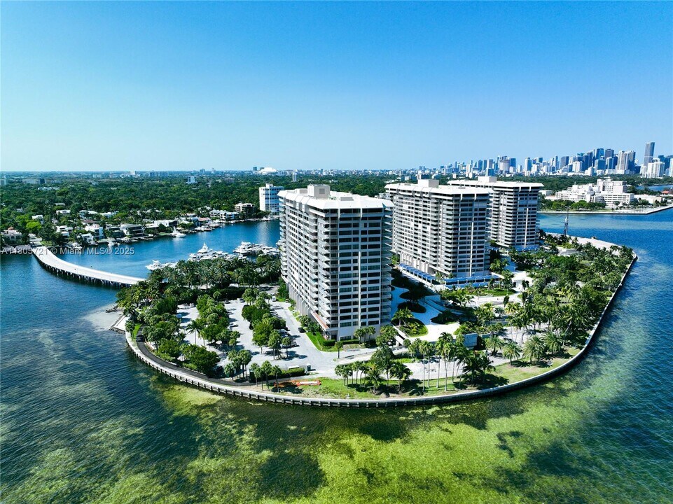 1 Grove Isle Dr in Miami, FL - Building Photo