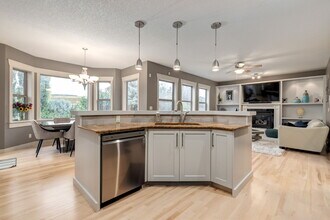 354 Discovery Ridge Way SW in Calgary, AB - Building Photo - Building Photo