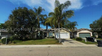 2008 E Douglas Ave in Visalia, CA - Building Photo