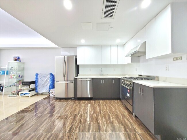 158-15 Union Tpke-Unit -310N in Queens, NY - Building Photo - Building Photo
