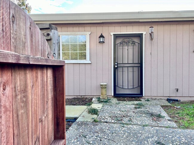 5200 Elvas Ave in Sacramento, CA - Building Photo - Building Photo