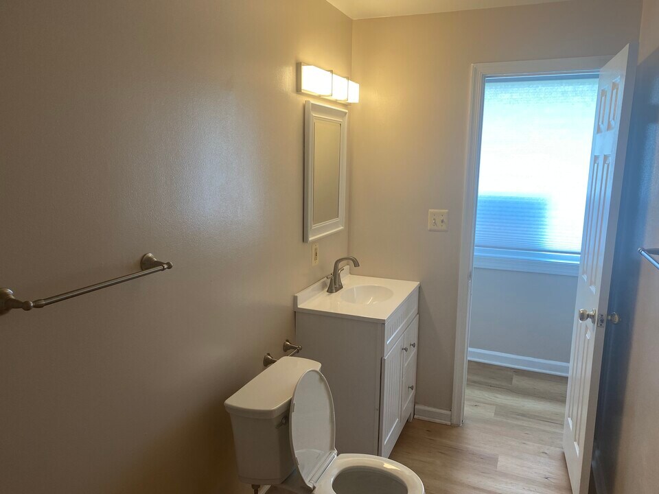 12826 Fitzwater Dr, Unit Apt2 in Nokesville, VA - Building Photo