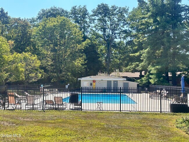 36 Donna Lynn Dr in East Greenbush, NY - Building Photo - Building Photo