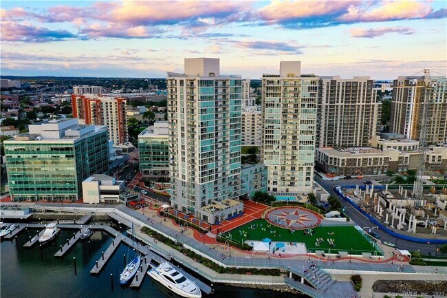 1 Hbr Pt Rd in Stamford, CT - Building Photo - Building Photo