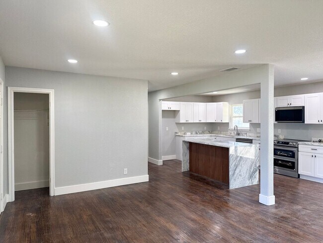 5099 Woodland Dr in Irving, TX - Building Photo - Building Photo