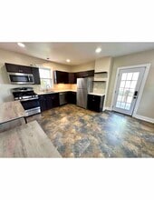 182 W Larkspur St in Munhall, PA - Building Photo - Building Photo