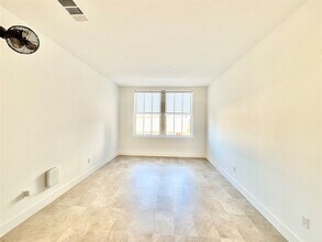 2102 Mechanic St, Unit 203 in Galveston, TX - Building Photo - Building Photo