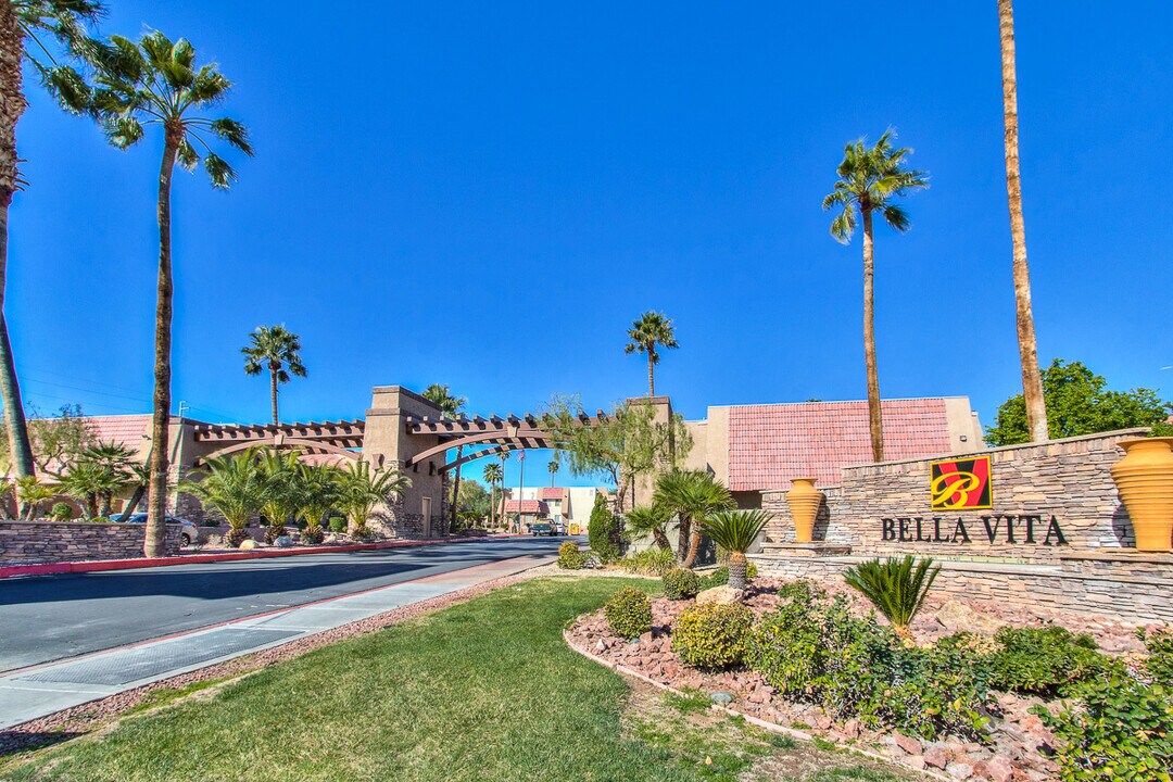 5273 Indian River Dr in Las Vegas, NV - Building Photo