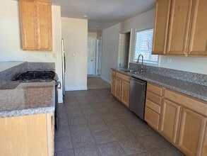 202 Glenn Way in Central Point, OR - Building Photo - Building Photo