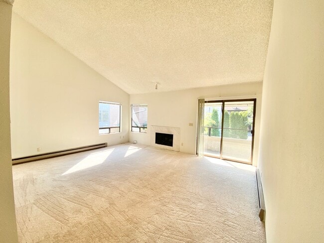 Bellevue Vista Apartments in Bellevue, WA - Building Photo - Building Photo