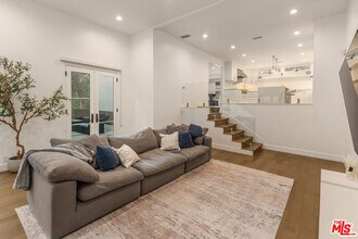 6467 Deep Dell Pl in Los Angeles, CA - Building Photo - Building Photo