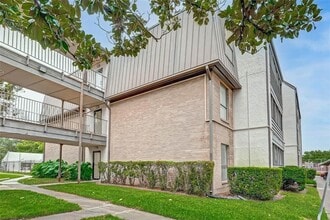 3045 Walnut Bend Ln in Houston, TX - Building Photo - Building Photo