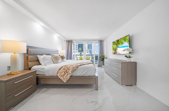 1717 N Bayshore Dr in Miami, FL - Building Photo - Building Photo