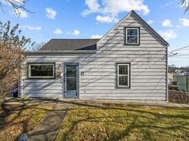 22-23 Third School St in Bristol, RI - Building Photo