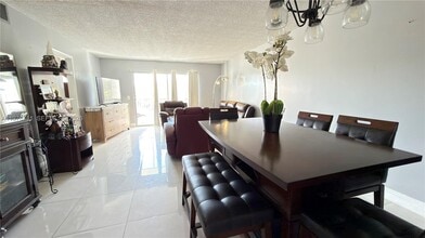 12500 SW 5th Ct in Pembroke Pines, FL - Foto de edificio - Building Photo