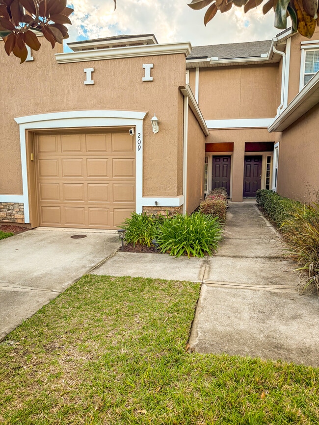 209 Leese Dr in Fruit Cove, FL - Foto de edificio - Building Photo