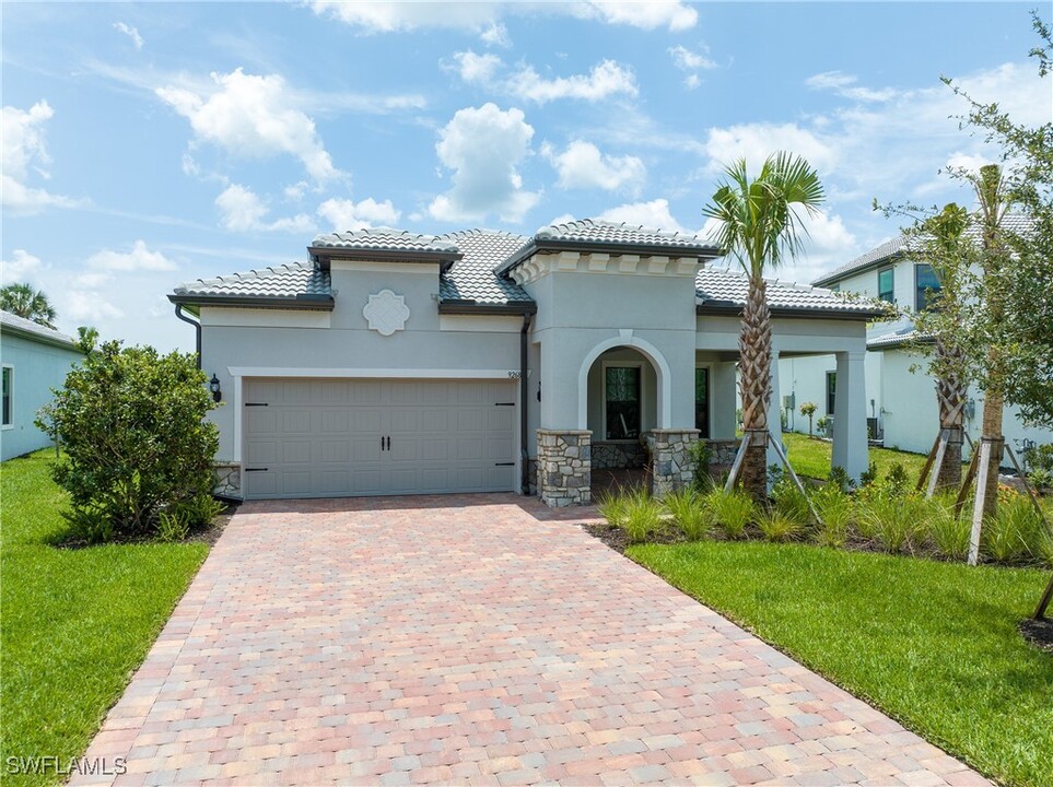 9268 Cormorant Dr in Naples, FL - Building Photo