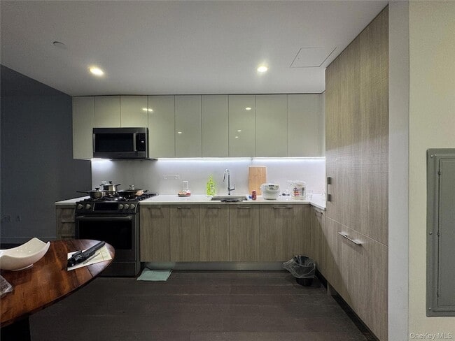 131-03 40th Rd, Unit 10H in Queens, NY - Foto de edificio - Building Photo