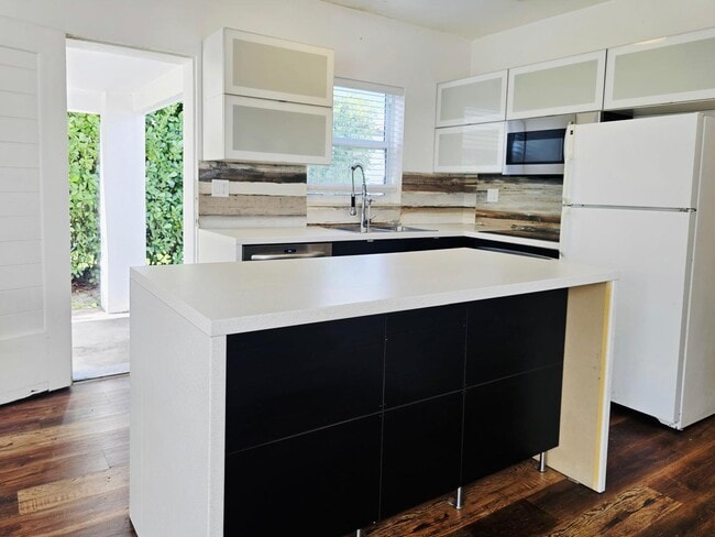 2174 NE 181st St in North Miami Beach, FL - Foto de edificio - Building Photo