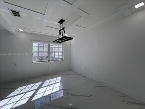109 Gables Blvd in Weston, FL - Building Photo - Building Photo