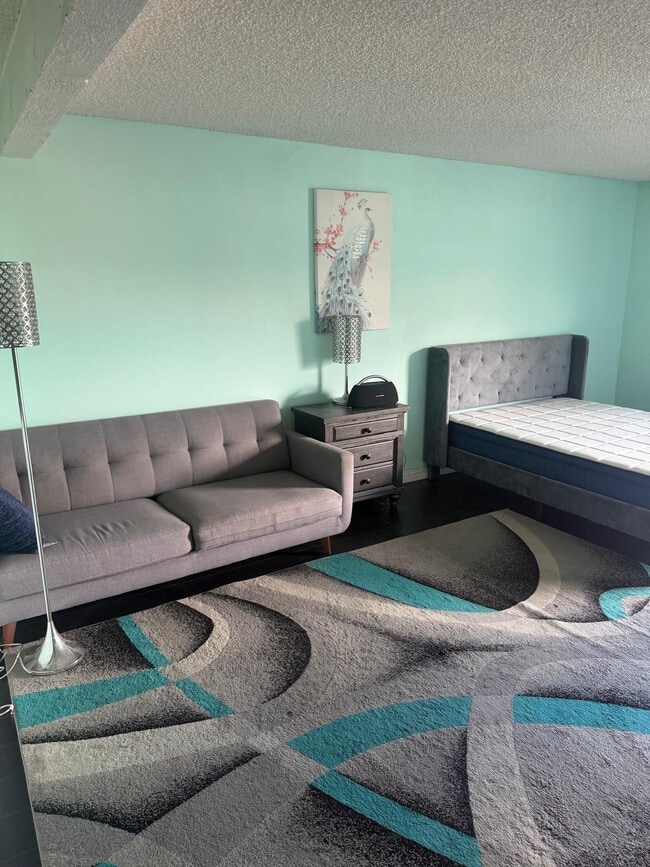 5460 White Oak Ave, Unit 212 in Encino, CA - Foto de edificio - Building Photo