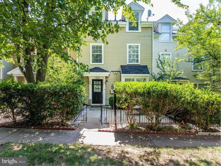 14325 Johnny Moore Ct in Centreville, VA - Building Photo