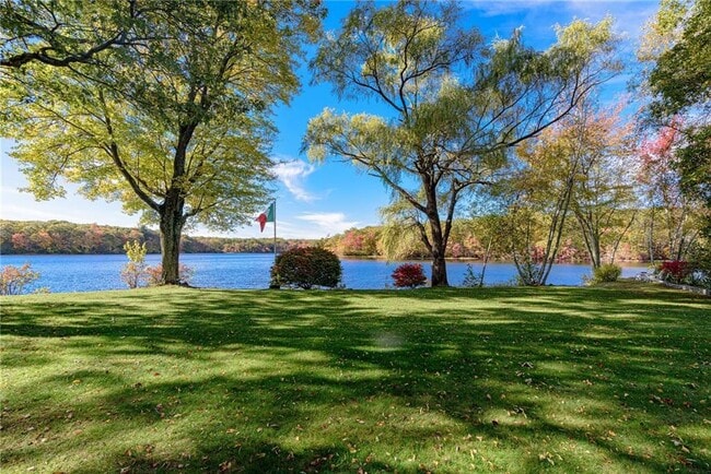 14 Woodlake Dr in Johnston, RI - Building Photo - Building Photo