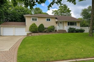 23 Duncan Ln in Halesite, NY - Building Photo