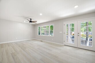 5520 St Lo Ln in College Park, GA - Foto de edificio - Building Photo