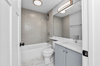 1225 N La Salle Dr, Unit 402 in Chicago, IL - Building Photo - Building Photo
