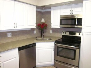 2456 Ecuadorian Way in Clearwater, FL - Building Photo - Building Photo