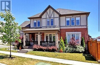 140 Beaveridge Ave in Oakville, ON - Building Photo - Building Photo